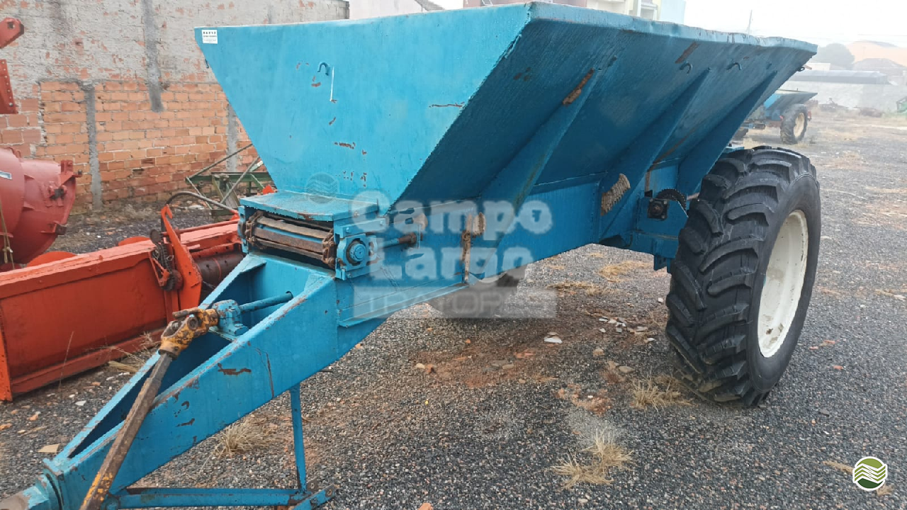 IMPLEMENTOS AGRICOLAS DISTRIBUIDOR CALCÁRIO 2500 Kg Campo Largo Tratores CAMPO LARGO PARANÁ PR